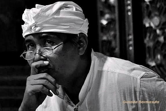 Whatsapp image 20260609 at 11 22 25 catrawarta Black and white portrait of a man wearing a white head wrap and glasses resting his chin on his hand in a thoughtful pose